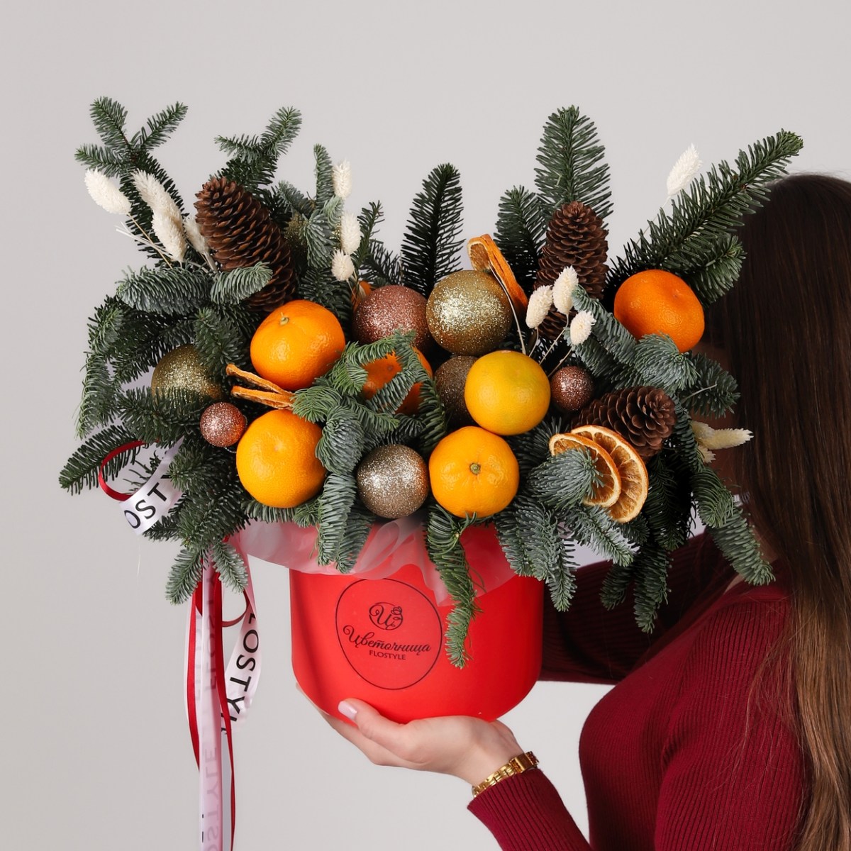 Новогодняя композиция с мандаринами в шляпной коробке